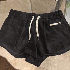 Vuori Black Athletic Shorts with Elastic Waistband and Quick-Dry Fabric